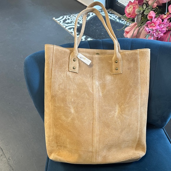 Elegant Tan Shoulder Bag - Picture 2 of 5